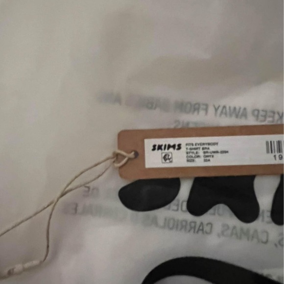 Brand new and never worn! Size 32A skims tshirt bra - Picture 3 of 3